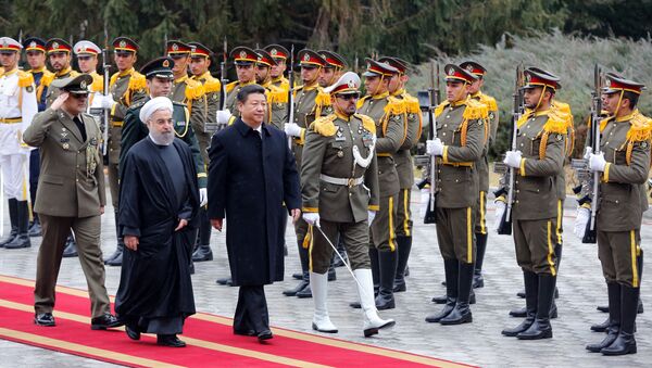 Presidentes iraniano e chinês Hassan Rouhani e Xi Jinping fazem uma revisão de tropas durante a cerimônia em Teerã, Irã, janeiro de 2016 - Sputnik Brasil