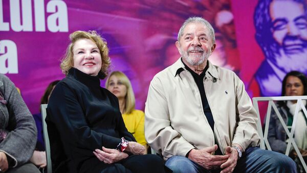 O ex-presidente Lula e sua esposa, Marisa Letícia, durante encontro que marcou os 10 anos da Lei Maria da Penha - Sputnik Brasil