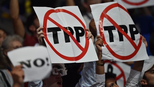 Delegados manifestam sua indignação com o TTP durante o primeiro dia do Convenção Nacional do Partido Democrata em Filadélfia, na Pensilvânia, EUA, em 25 de julho de 2016 - Sputnik Brasil