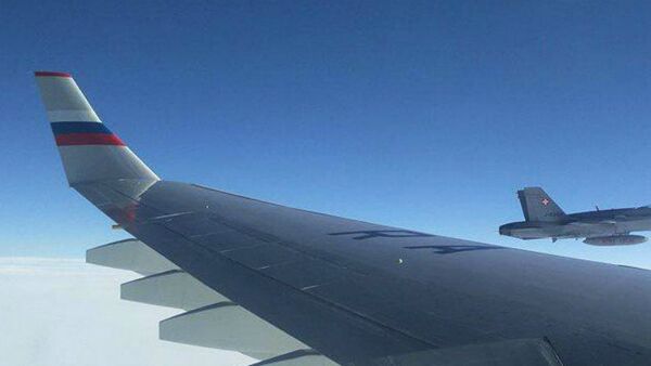 Caças da Suíça perto do avião russo. 19 de novembro, 2016 - Sputnik Brasil