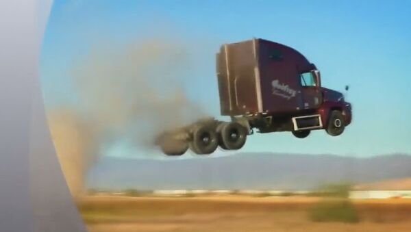 ‘Flying’ Trucks Challenge the LCaminhões voadores lançam desafio às leis da Física - Sputnik Brasil