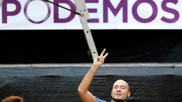 A supporter of Podemos (We can) gestures at the party's meeting area after the regional and municipal elections in Madrid, Spain, May 24, 2015. - Sputnik Brasil