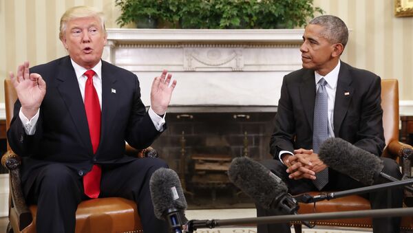 Barack Obama e Donald Trump conversam com a imprensa durante reunião na Casa Branca, em Washington, 10 de novembro de 2016 - Sputnik Brasil