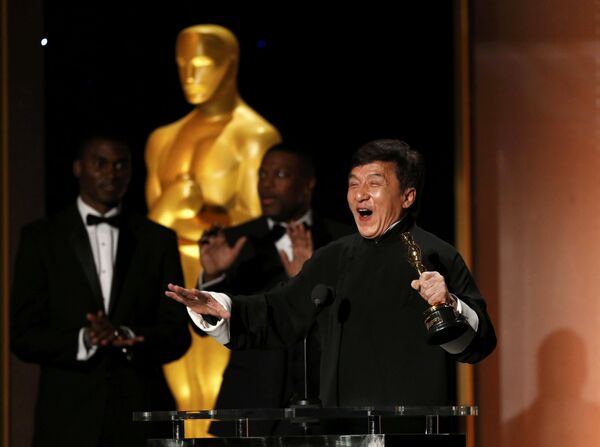 O ator chinês Jackie Chan foi premiado com um Óscar pela sua contribuição para a indústria cinematográfica. A cerimónia teve lugar no dia 14 de novembro em Los Angeles - Sputnik Brasil