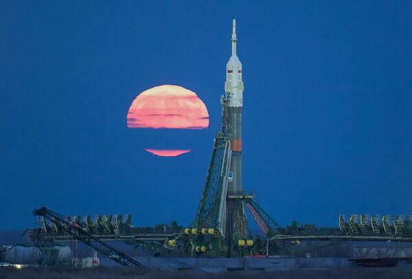 A superlua no cosmódromo de Baikonur. Em 14 de novembro, a Lua atingiu o ponto mais próximo da Terra desde 1948. Da próxima vez que este fenômeno se repetirá no ano de 2034 - Sputnik Brasil