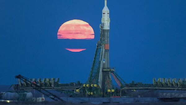 A superlua no cosmódromo de Baikonur. Em 14 de novembro, a Lua atingiu o ponto mais próximo da Terra desde 1948. Da próxima vez que este fenômeno se repetirá no ano de 2034 - Sputnik Brasil