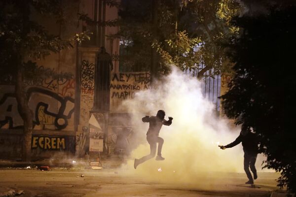 Em 15 de novembro, em Atenas, foram registrados confrontos entre a polícia e os manifestantes contra a visita do presidente dos EUA Barack Obama - Sputnik Brasil