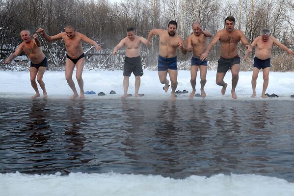 No dia 17 de novembro, habitantes e visitantes da cidade de Ekaterinburgo abriram a temporada de natação de inverno. A festa esportiva, que decorre sob temperaturas negativas, foi organizada pelo clube Urso Branco - Sputnik Brasil