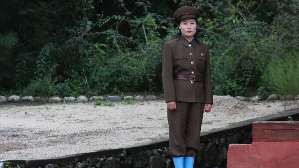 Mulher-soldado na Coreia do Norte - Sputnik Brasil