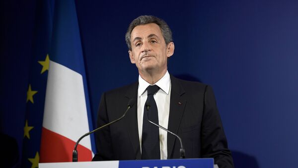 Nicolas Sarkozy, ex-presidente francês e candidato do partido de forças conservadoras para as primárias, reage após terem sido apurados os resultados da votação, em 20 de novembro de 2016 - Sputnik Brasil