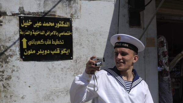 Marinheiro do cruzador de mísseis pesado russo Pyotr Veliky durante a estadia do navio no porto de Tartus, Síria (foto de arquivo) - Sputnik Brasil