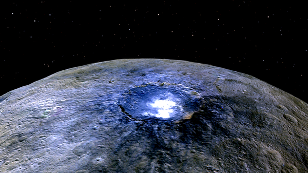 A cratera grande de Occator, no planeta anão Ceres, iluminada de cores irreais para mostrar as diferenças no perfil da superfície - Sputnik Brasil