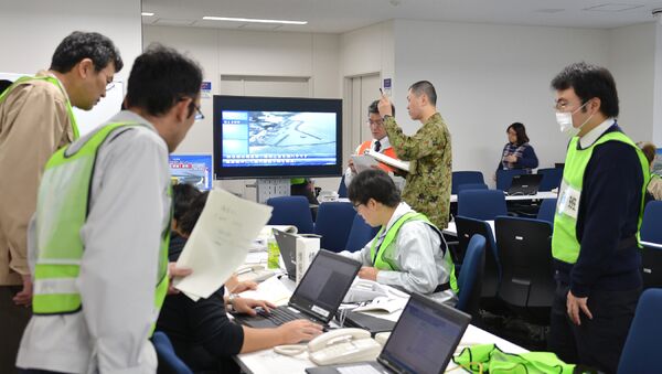 Oficiais trabalham após o terremoto que atingiu o Japão. 22 de novembro, 2016 - Sputnik Brasil