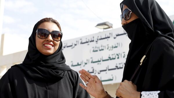 Mulheres sauditas deixam uma assembleia de voto depois de votarem nas eleições municipais, em Riade, Arábia Saudita, 12 de dezembro de 2015 - Sputnik Brasil