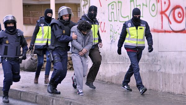 Policiais prendem um suspeito de pertencer a uma célula jihadista na cidade espanhola de Melilla em 14 de março de 2014 - Sputnik Brasil
