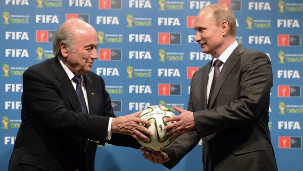 O presidente da FIFA, Joseph Blatter, com o presidente da Rússia, Vladimir Putin - Sputnik Brasil