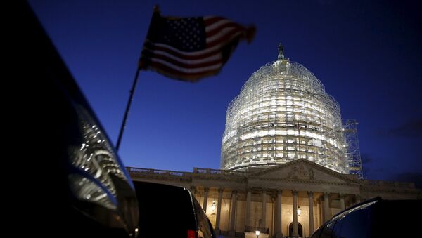 A bandeira americana em um veículo vibra quando o sol se põe atrás da cúpula do Capitólio dos EUA nas horas antes de o presidente Barack Obama entregar o discurso do Estado da União a uma sessão conjunta do Congresso em Washington em 12 de janeiro de 2016 - Sputnik Brasil