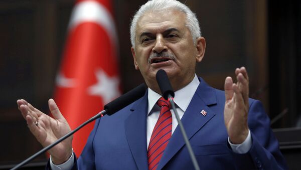 Turkey's Prime Minister Binali Yildirim addresses lawmakers at the parliament a day after he announced the details of an agreement reached with Israel. - Sputnik Brasil