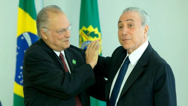 Roberto Freire e Michel Temer durante a posse - Sputnik Brasil