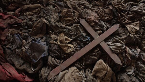 Cruz sobre a roupa de tutsis mortos em uma igreja em Ruanda - Sputnik Brasil