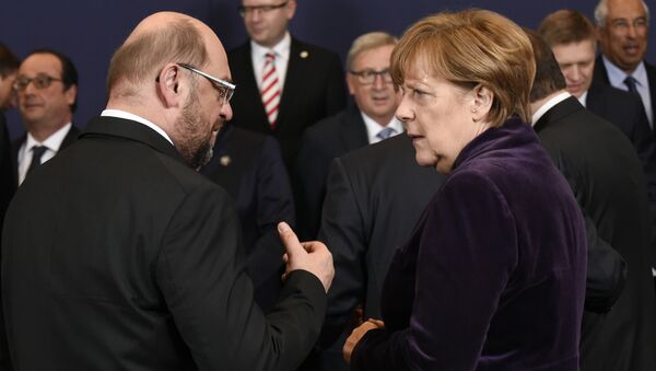 Presidente do Parlamento Europeu, Martin Schulz, e a chanceler alemã Angela Merkel na cúpula da União Europeia, Bruxelas, Bélgica, dezembro de 2015 - Sputnik Brasil