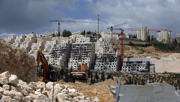 A general view taken on March 29, 2016 shows Israeli construction cranes and excavators at a building site of new housing units in the Jewish settlement of Neve Yaakov, in the northern area of east Jerusalem - Sputnik Brasil