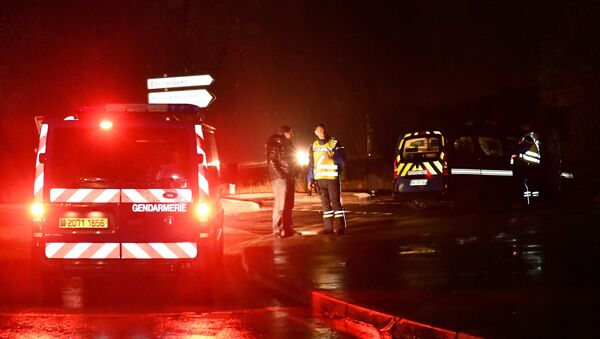 Polícia francesa em uma estrada perto da casa de repouso para monges em Montferrier-sur-Lez, sul da França, no início de 25 de novembro de 2016, após um homem armado ter inavdido a casa e matado uma mulher com uma faca. - Sputnik Brasil