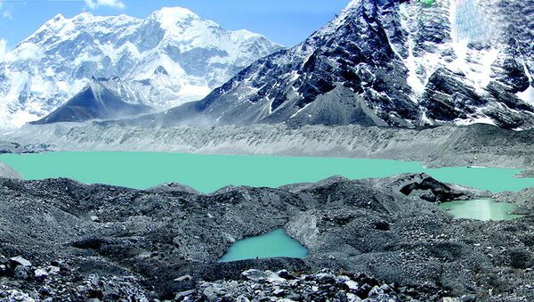 This undated hand out picture shows a view of Lake Imja Tsho in a valley situated south of Everest in Nepal. Himalayan glaciers are retreating fast and could disappear within the next 50 years, experts warned, 04 June 2007, at a conference in Nepal's capital looking at the regional effects of global warming - Sputnik Brasil