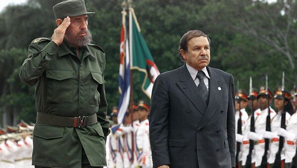 Fidel Castro e Abdelaziz Bouteflika, em Havana, 15 de abril de 2000 - Sputnik Brasil