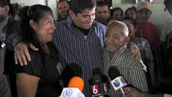 José Salvador Alvarenga é saudado por vizinhos, ao chegar à sua casa em Garita Palmera, 118 km a oeste de San Salvador, El Salvador, em 19 de fevereiro de 2014. - Sputnik Brasil