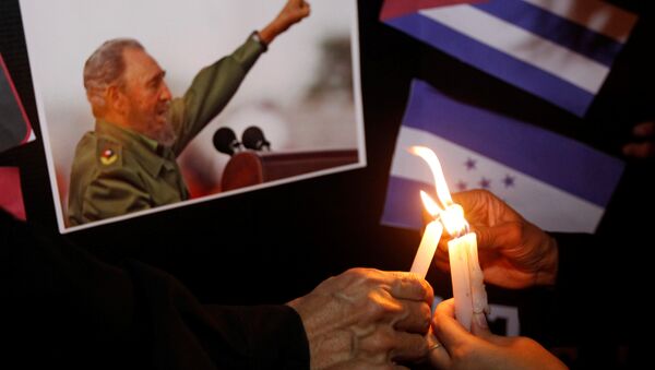 Pessoas colocam velas ao lado de uma foto de Fidel, como parte de um tributo, após o anúncio da morte do líder revolucionário cubano Fidel Castro, em Tegucigalpa, Honduras 26 de novembro de 2016 - Sputnik Brasil