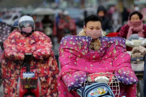 Ciclistas chineses vestem jaquetas especiais para se proteger do vento gelado, 23 de novembro de 2016 - Sputnik Brasil