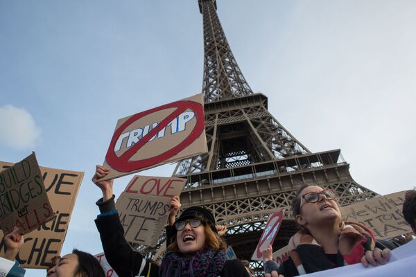 Manifestantes protestam em Paris contra a escolha de Donald Trump como presidente dos EUA - Sputnik Brasil