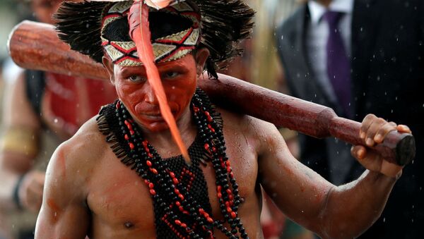 Indígena da tribo Pataxó durante protesto contra a atividade das empresas agrícolas em suas terras nativas, em frente ao Palácio do Planalto no Brasil, em 22 de novembro de 2016 - Sputnik Brasil