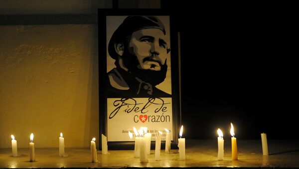 Estudantes em Cuba acendem velas em memória do líder revolucionário, Fidel Castro - Sputnik Brasil