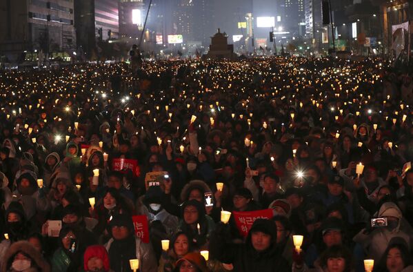 Milhares de manifestantes saíram às ruas de Seul, exigindo a renúncia do presidente sul-coreana, Park Geun-hye, por envolvimento de corrupção que já levou à detenção de sua melhor amiga, em 26 de novembro de 2016 - Sputnik Brasil