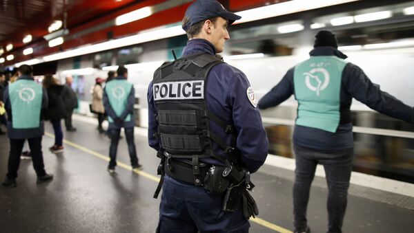 Um policial patrulha dentro da estação de RER de Auber em Paris, França, em 30 de dezembro de 2015, um alerta de segurança continua durante a temporada de Natal e Ano Novo após os ataques de tiros de novembro na capital francesa. - Sputnik Brasil