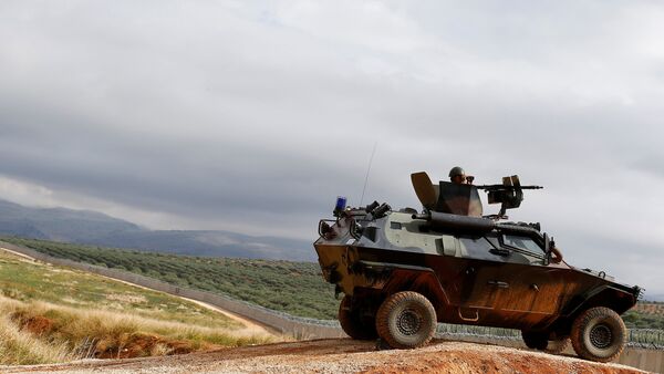 Um soldado turco no veículo militar blindado patrulha a beira entre a Turquia e a Síria, perto da vila de Besarslan do sudeste, na província de Hatay, Turquia (foto de arquivo) - Sputnik Brasil