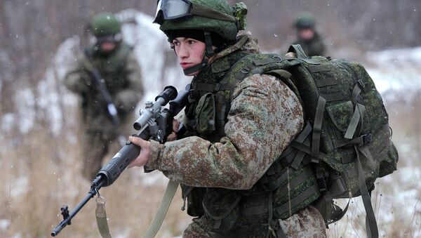 Soldado demonstra equipamento de combate Ratnik durante exercícios militares na região de Moscou - Sputnik Brasil