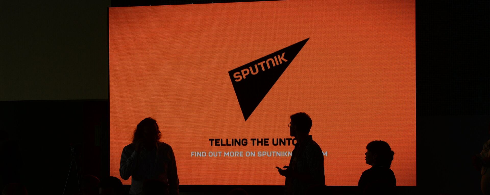 A screen with the logo of the Sputnik international news agency and radio - Sputnik Brasil, 1920, 27.02.2022