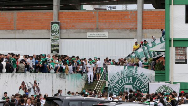 Torcedores da Chapecoense reúnem-se perto do estádio Arena Conda em Chapeco depois da notícia sobre acidente aéreo na Colômbia, Brasil, 29 de novembro de 2016 - Sputnik Brasil