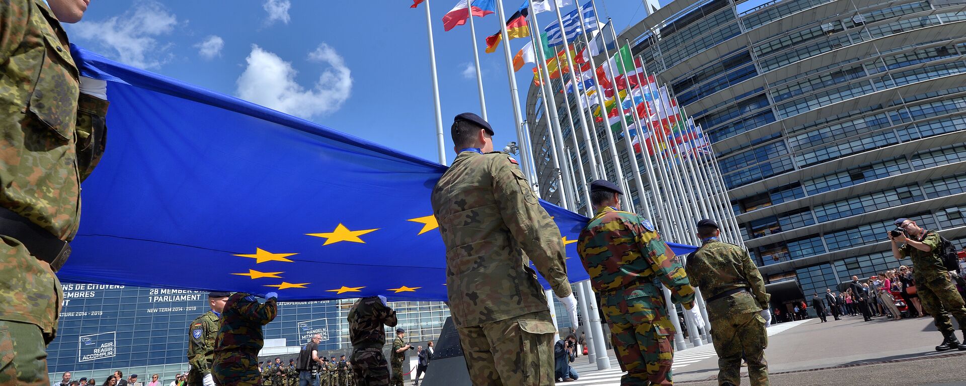 Soldados de um destacamento do Eurocorps carregam a bandeira da União Europeia para assinalar a sessão inaugural do Parlamento Europeu em frente ao Parlamento Europeu em Estrasburgo, no leste da França - Sputnik Brasil, 1920, 28.03.2023