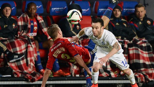 O francês Mathieu Valbuena, do Dínamo Moscou, leva vantagem sobre o sueco Wernbloom, do CSKA Moscou. - Sputnik Brasil