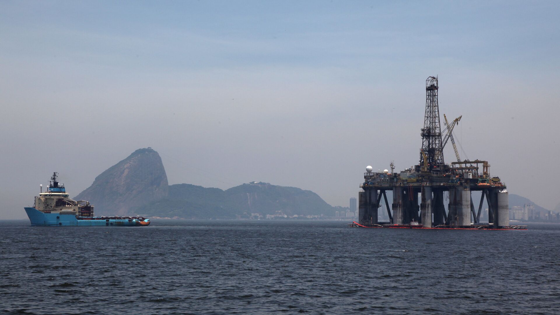 Uma plataforma petrolífera perto do Rio de Janeiro - Sputnik Brasil, 1920, 02.02.2024
