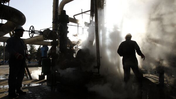 Worker repairs a part of a unit of the Tehran oil refinery, in Tehran, Iran. (File) - Sputnik Brasil