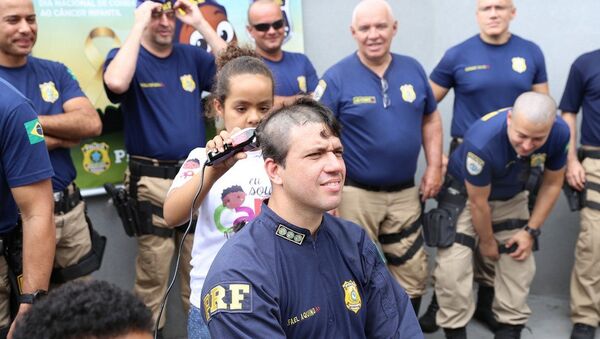 Policiais da PRF raspam a cabeça em apoio às crianças com câncer - Sputnik Brasil