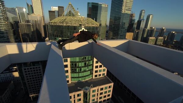 Um russo loucamente destemido faz acrobacias por cima de Toronto - Sputnik Brasil