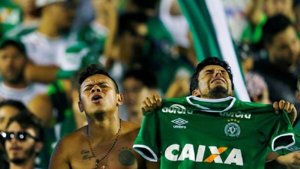 Torcedores da Chapecoense choram a morte de membros da sua equipe em ato de homenagem na Arena Conda de Chapecó em 30 de novembro de 2016 - Sputnik Brasil