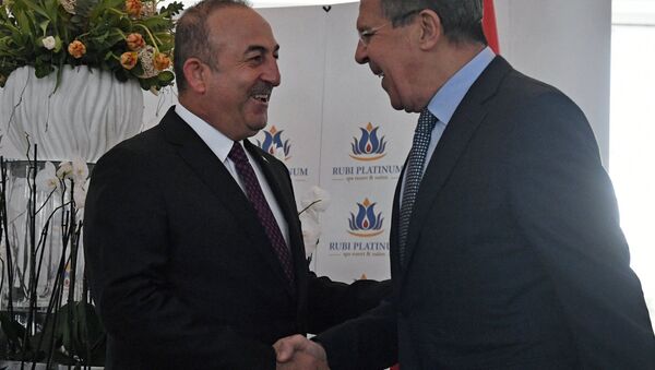 Russian Foreign Minister Sergei Lavrov, right, and Turkish Foreign Minister Mevlut Cavusoglu meet in Turkey - Sputnik Brasil