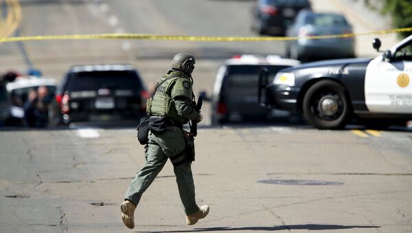 Oficial da SWAT participa de um tiroteio em San Diego, Califórnia, 4.10.2015 (Arquivo) - Sputnik Brasil